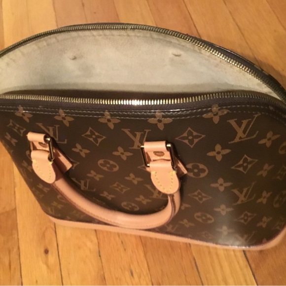 BEAUTIFUL LV BAG VERY LIGHTLY USED ONLY $465.00🔥🔥🔥🎁🎁 . - Picture 6 of 16